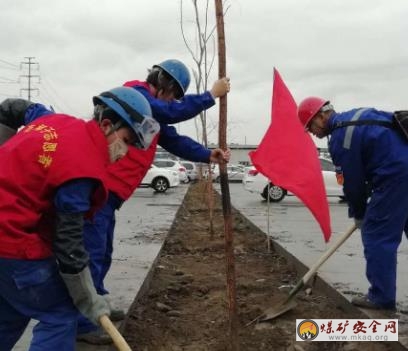 天業(yè)集團(tuán)電石產(chǎn)業(yè)天能電石開展秋季綠化志愿服務(wù)活動(dòng)