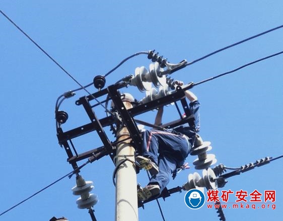 機(jī)電科全力做好秋季供電線路登桿檢查工作