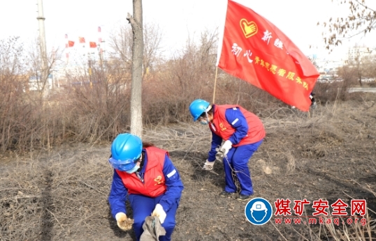 新疆天業(yè)天偉化工有限公司青年志愿者為廠區(qū)綠化“打頭陣”