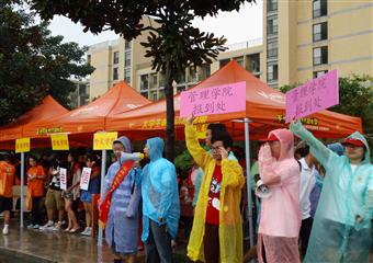 風(fēng)雨無情人有情  中國(guó)礦業(yè)大學(xué)雨中迎新