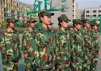 軍中綠花，鏗鏘玫瑰——中國礦大礦業(yè)學院軍訓隊伍中的“娘子軍”