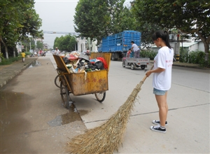 中礦大文法學生會實踐團義務(wù)清理街道垃圾