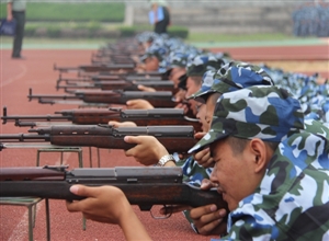 中國礦大礦業(yè)學(xué)院軍訓(xùn)打靶射擊訓(xùn)練火熱進行中