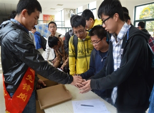 礦業(yè)學(xué)院舉辦“減少宿舍噪音，溫馨宿舍家庭”贈送椅子腿套活動