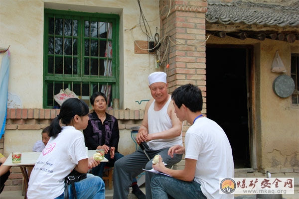 中國礦業(yè)大學(xué)“圓夢(mèng)中國”心靈雙約支教團(tuán)寧夏支隊(duì)走進(jìn)村民家進(jìn)行家訪