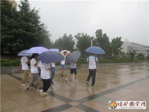 中國礦大“綠色化工”實(shí)踐團(tuán)冒雨宣講