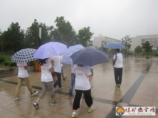 “徐州之光”在風(fēng)雨中前行