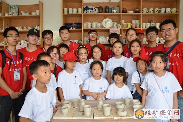 “真情真愛”實(shí)踐團(tuán)組織小學(xué)生體驗(yàn)陶瓷制作