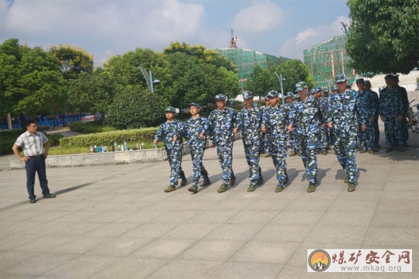 機(jī)電工程學(xué)院黨委副書記張洪指導(dǎo)2015級(jí)新生軍訓(xùn)