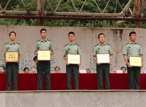 中國(guó)礦業(yè)大學(xué)機(jī)電新生參加2015級(jí)軍訓(xùn)總結(jié)表彰大會(huì)