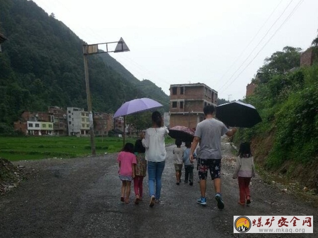 力建學院“筑夢”二分隊雨中送孩子回家