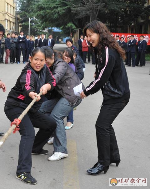 牛兒莊采礦公司工會(huì)舉辦女工拔河賽