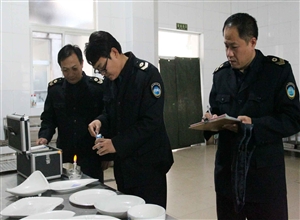 山東能源新礦集團翟鎮(zhèn)煤礦工會對生活區(qū)飲用水及食堂餐具進行檢測