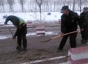 神華寧煤集團煤化工公司公管處治安保衛(wèi)隊清積雪 保暢通