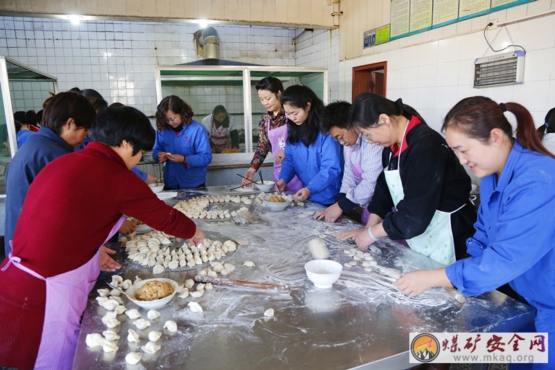 澄合電力中心為堅(jiān)守崗位職工打造節(jié)日“大餐”