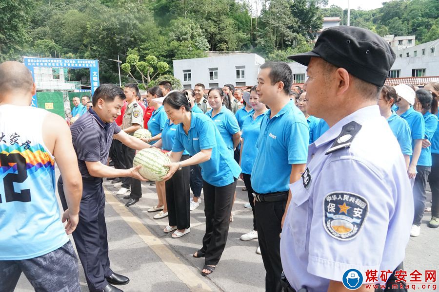 夏送清涼 情暖人心 ---古敘煤田公司到魯班山北礦開展夏季送清涼慰問(wèn)活動(dòng)