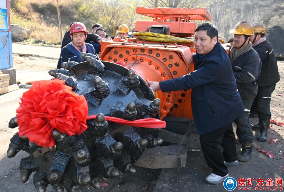 河南能源義煤公司石壕煤礦EBZ260A型掘進(jìn)機(jī)披紅戴花順利入井