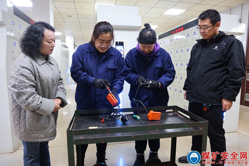  山西焦煤霍州煤電辛置礦舉行礦燈超市女工維修頭燈技術(shù)比武活動(dòng)